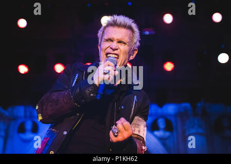 L'Italie, le 11 juillet 2015 : l'anglais Billy Idol à bascule en live sur scène à Brescia pour sa tournée d'été 2015 Photo : Alessandro Bosio/Alamy Banque D'Images