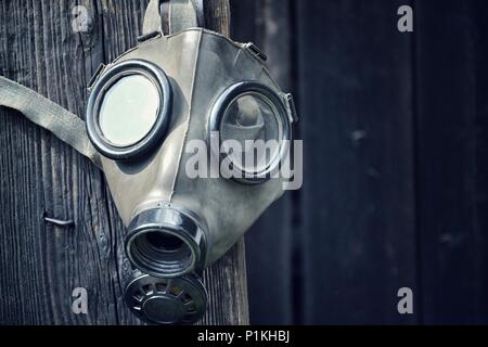 Vieux masque à gaz sur fond de bois, le terrorisme concept apocalypse de la pollution Banque D'Images