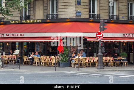 Le Saint Augustin restaurant, brasserie parisienne traditionnelle situé sur le boulevard Haussmann à Paris, France. Banque D'Images