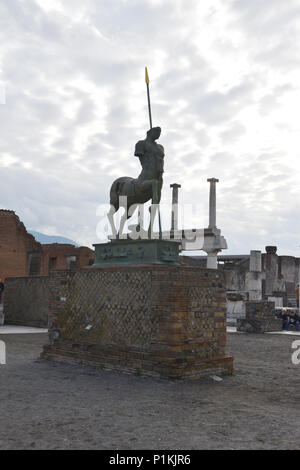 Statue moderne dans le forum civil de la ville antique de Pompéi, Italie. Banque D'Images