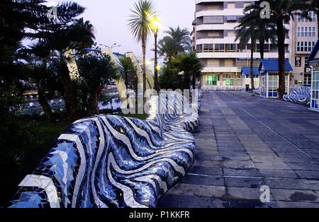 Torrevieja, 'Downtown' square par le soir. Costa Blanca. Banque D'Images