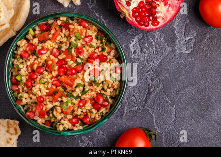 Salade de taboulé, traditionnels ou plat arabe. Vue de dessus, copiez l'espace. Banque D'Images