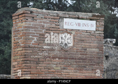 Reg. VII INS IV marqueur d'excavation dans la ville antique de Pompéi, Italie. Banque D'Images