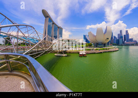 Singapour - 20 avril 2018 : vue panoramique de l'Hélix Bridge. Le Marina Bay Sands Hotel avec le SkyPark sur le haut des tours est visible sur ciel bleu ba Banque D'Images