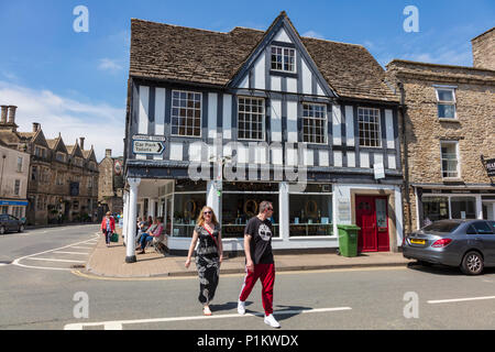 Quelques croix en face de Quayles, un restaurant et un café dans le centre de Tetbury un Samedi Journée d'été, Gloucestershire, Royaume-Uni Banque D'Images