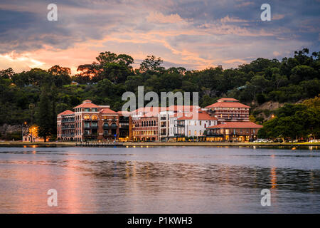 Coucher de soleil sur la Old Swan Brewery sur la rivière Swan, Perth, Western Australia, Australia Banque D'Images