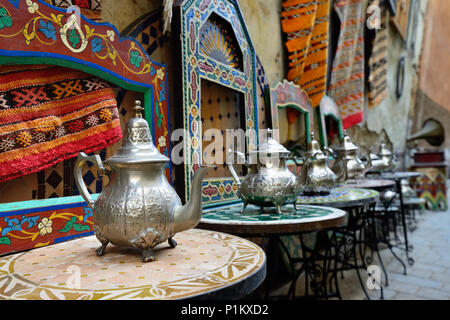 Les éléments de décoration sur le souk (marché) dans la vieille ville, Medina au Maroc. Verseuse pour préparer le thé. Banque D'Images