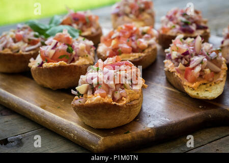 Les bruschetta sur une planche en bois Banque D'Images