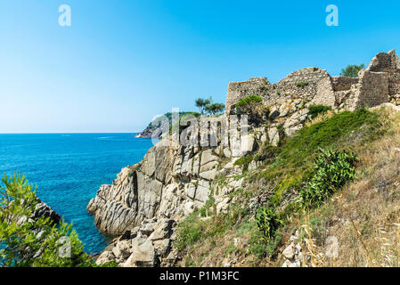 La chapelle de Sant Esteve (Saint Etienne) à côté des falaises, Costa Brava, Catalogne, Espagne Banque D'Images