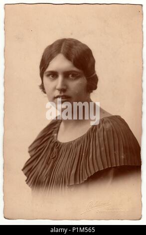 Allemagne - 1924 : Vintage photo montre studio portrait de femme. La photographie ancienne en noir et blanc. Banque D'Images