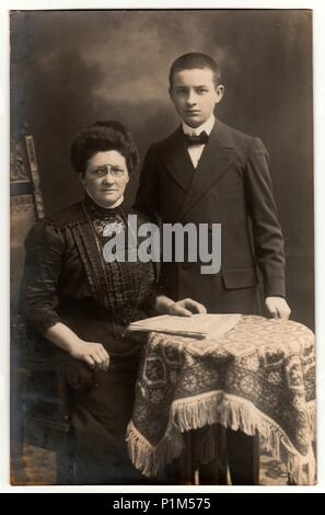 Allemagne - circa 1930 : Vintage photo montre la mère et son fils. Studio de photographie noir et blanc. Banque D'Images