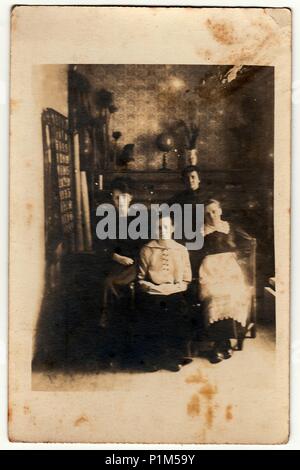 TISNOV, la République tchécoslovaque - VERS 1920 : Vintage photo montre quatre femmes dans le salon. Contient la photographie légère flou, effet sépia. Banque D'Images