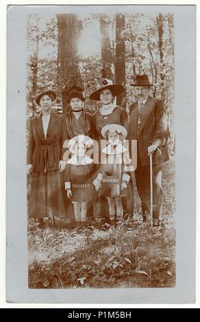 Dresde, Allemagne - le 26 mai 1918 : Vintage photo montre la famille et des proches parents de poser dans la nature (dans la forêt). Banque D'Images