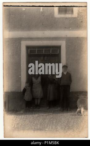 La République tchécoslovaque - VERS 1920 : Vintage photo montre une famille rurale en face de la maison. Contient la photographie légère flou. Banque D'Images