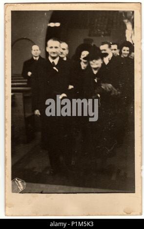 La République tchécoslovaque - Vers les années 1940 : Vintage photo montre la cérémonie du mariage d'âge mûr. La photographie ancienne en noir et blanc. Banque D'Images