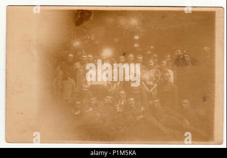 La République tchécoslovaque - VERS 1920 : Vintage photo montre un grand groupe de jeunes gens posent à l'extérieur. Photographie noir & blanc avec effet sépia. Banque D'Images