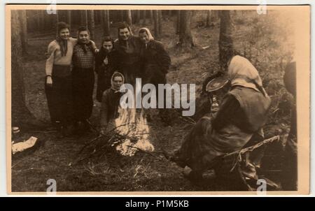 LA RÉPUBLIQUE TCHÉCOSLOVAQUE - VERS 1950s: Photo d'époque montre les femmes rurales dans la forêt . Photographie d'antiquités en noir et blanc. Banque D'Images