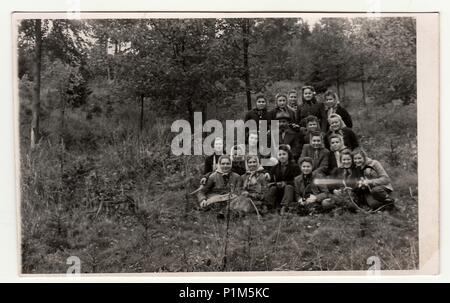 La République tchécoslovaque - circa 1950 : Vintage photo montre les femmes rurales et garde-chasse dans la forêt . La photographie ancienne en noir et blanc. Banque D'Images