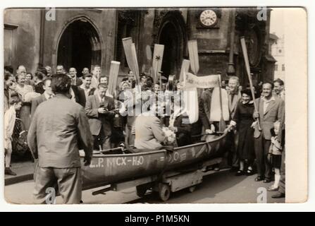 PRAHA (PRAGUE), LA RÉPUBLIQUE SOCIALISTE TCHÉCOSLOVAQUE - 2 JUIN 1956 : spectacles photo d'époque les gens (jeunes mariés et invités de mariage) s'amusent après la cérémonie de mariage. Les jeunes mariés et leurs amis sont fans de pagayage (sport), de jeux d'eau. Banque D'Images