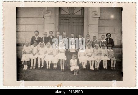 La République tchécoslovaque - Vers les années 1940 : Vintage photo d'enfants à la première Communion. Sur la photographie, c'est un prêtre et enseignante (institutrice). Banque D'Images