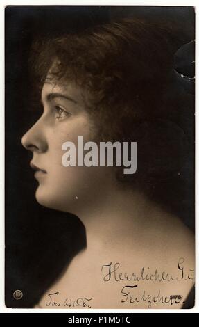 BERLIN, ALLEMAGNE - 12 avril 1906 : La photo montre vintage portrait de jeune femme. Le studio de photographie a été prise en début du xxe siècle. Banque D'Images