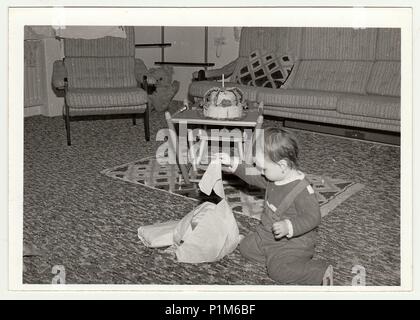 La République socialiste tchécoslovaque - Vers les années 1970 : Retro photo montre petite fille lors de son premier anniversaire. Photographie noir et blanc vintage. Banque D'Images