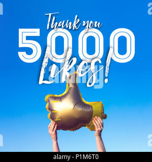 Merci d'or aime 5000 Thumbs up comme des ballons médias sociaux modèles de bannière Banque D'Images