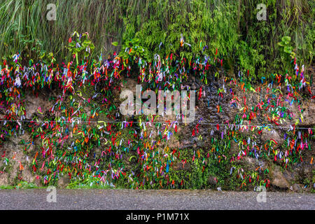 Rubans colorés pour des rêves réalisation sur le côté de la route en Abkhazie Banque D'Images