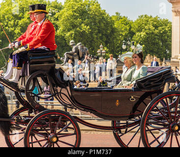 Londres. Le 9 juin 2018. Une vue sur la royal chargés Camilla et la duchesse de Cambridge à la parade de la cérémonie, au cours de la couleur que Banque D'Images