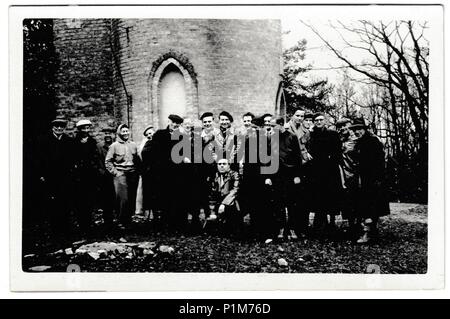 BEROUN, la République socialiste tchécoslovaque - circa 1960 : Retro photo montre un groupe de personnes pose devant la tour d'observation (DED). Vintage Photographie noir et blanc. Banque D'Images