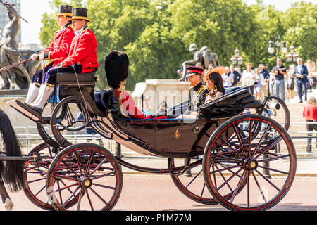 Londres. Le 9 juin 2018. Une vue sur la royal chargés, le prince Harry et la nouvelle Duchesse de Sussex, Meghan Markle, à la parade de la couleur ce Banque D'Images