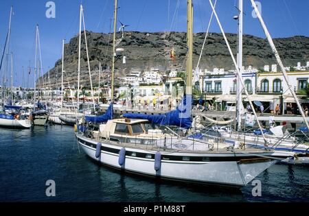 Puerto Mogán, le yachting et les pêcheurs port ; l'urbanisation. Banque D'Images