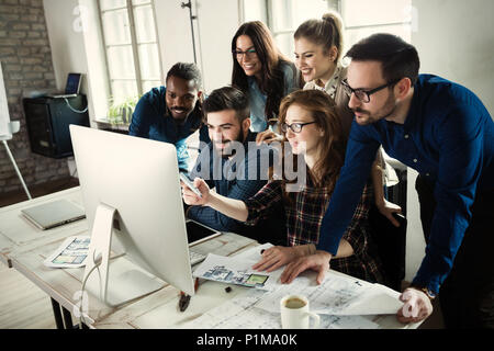 Les jeunes architectes travaillant sur le projet in office Banque D'Images