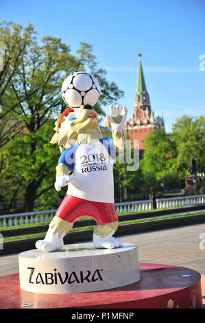 Moscou, Russie - le 08 mai : Zabivaka, mascotte de la Coupe du Monde de football 2018 et la Russie Kremlin tower sur l'arrière-plan, Moscou, le 8 mai 2018. Banque D'Images