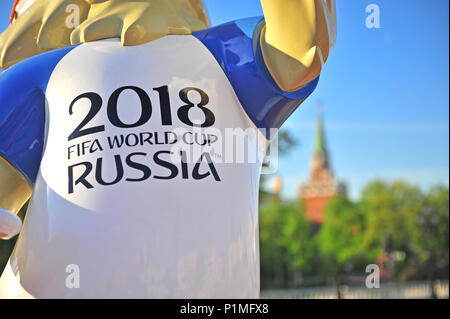 Moscou, Russie - le 08 mai : Zabivaka, mascotte officielle de la Coupe du Monde de la FIFA, Russie 2018 avec Kremlin tower sur arrière-plan, Moscou, le 8 mai 2018. Banque D'Images