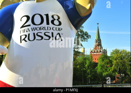 Moscou, Russie - le 08 mai : Zabivaka, mascotte officielle de la Coupe du Monde de la FIFA, Russie 2018 avec Kremlin tower sur arrière-plan, Moscou, le 8 mai 2018. Banque D'Images