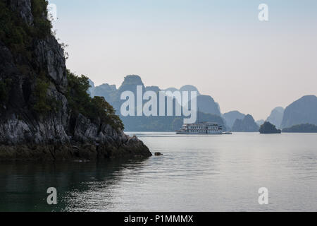 Le canal au nord de l'île Cat Ba, La Baie d'Ha Long, Quang Ninh, Vietnam Banque D'Images