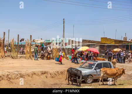 Village avec des gens dans la campagne kényane Banque D'Images