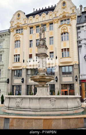 Bâtiment de style Art nouveau avec le Maximilien fontaine en face, place principale, Bratislava, République slovaque , Europe Banque D'Images