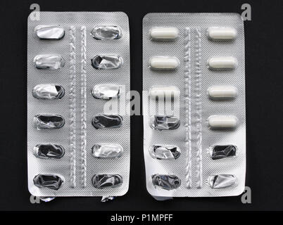 Comprimés médecine en boîtes de comprimés en blister aluminium capsules. Quelques nouvelles et quelques comprimés de vide Banque D'Images