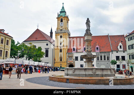 Place principale, l'Hôtel de Ville et la fontaine de Maximilien, Bratislava, République slovaque , Europe Banque D'Images