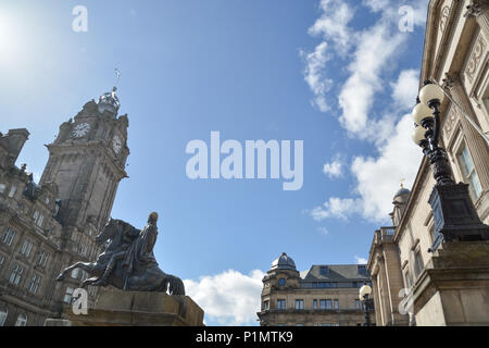 Statue du duc de Wellington à Édimbourg à partir d'un point de vue inférieur avec le célèbre hôtel Balmoral et son réveil dans l'horizon d'Édimbourg Banque D'Images