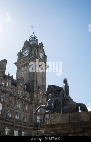 Statue du duc de Wellington à Édimbourg à partir d'un point de vue inférieur avec le célèbre hôtel Balmoral et son réveil dans l'horizon d'Édimbourg Banque D'Images