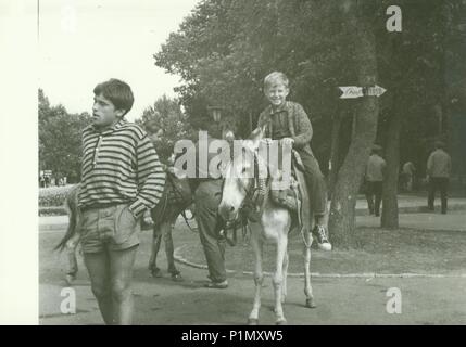 Urss - Vers les années 1970 : Retro photo montre garçon en âne dans le parc. Vintage Photographie noir et blanc. Banque D'Images
