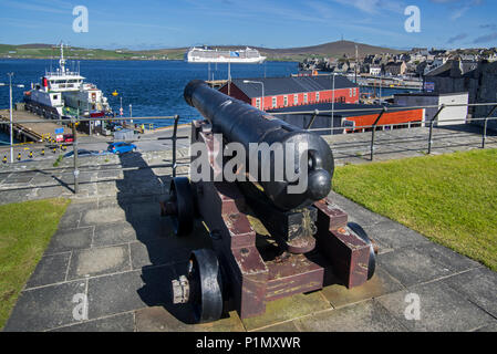 Cannon au 17e siècle fort Charlotte dans le centre de Kilmarnock et bateau de croisière dans les Bressay Sound, Shetland, Scotland, UK Banque D'Images