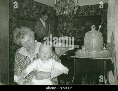 Urss - Avril 1988 : Retro photo montre grand-mère avec enfant dans le salon. Vintage Photographie noir et blanc. Banque D'Images