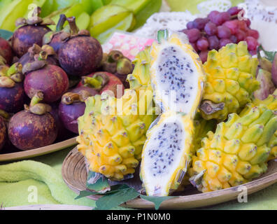 Gros plan du dragonfruits exotiques au marché Banque D'Images