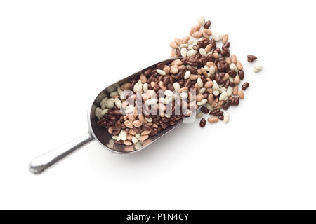 Chocolat au lait de graines de tournesol en écope isolé sur fond blanc. Banque D'Images