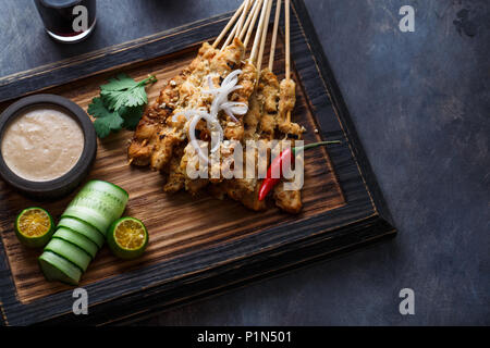 Poulet Satay ou Sate Ayam - Malaysian célèbre l'alimentation. Est un plat de brochettes, assaisonnée et viandes grillés, servis avec une sauce aux cacahuètes. Darkphoto. Vue d'en haut Banque D'Images