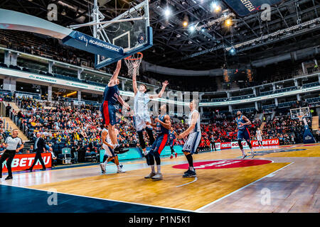 Moscou, Moscou, Russie. 8 juin, 2018. Victor Khryapa de CSKA Moscou dunks sur Evgeny Valiev de Zénith Saint-Pétersbourg au cours de la demi-finale du Final Four VTB entre le CSKA Moscou et le Zénith Saint-Pétersbourg. Le CSKA Moscou a battu le Zénith Saint-Pétersbourg 84-67 pour atteindre la finale. Crédit : Nicolas Muller SOPA/Images/ZUMA/Alamy Fil Live News Banque D'Images